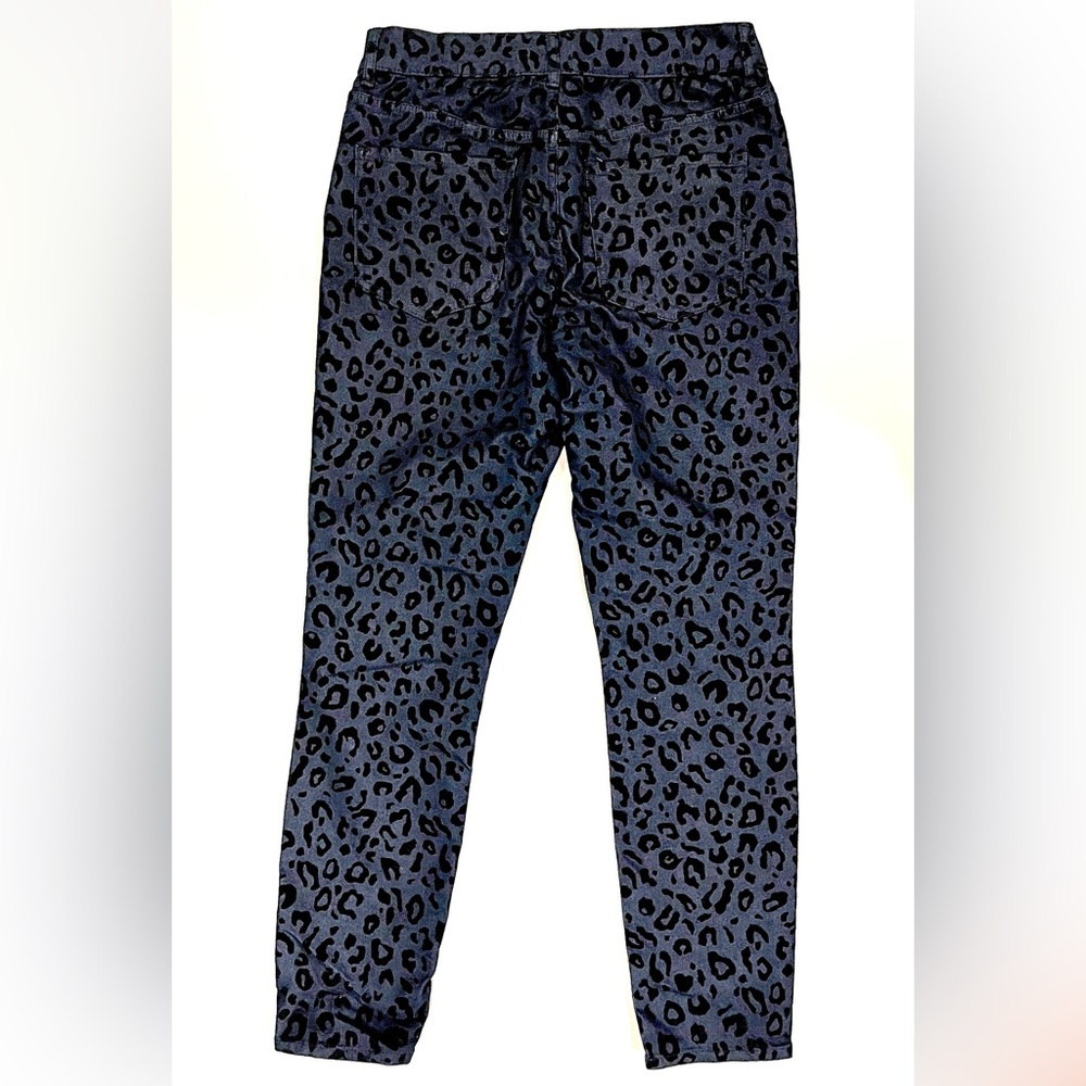 Express Dark Patterned Shorts - Picture 4 of 6